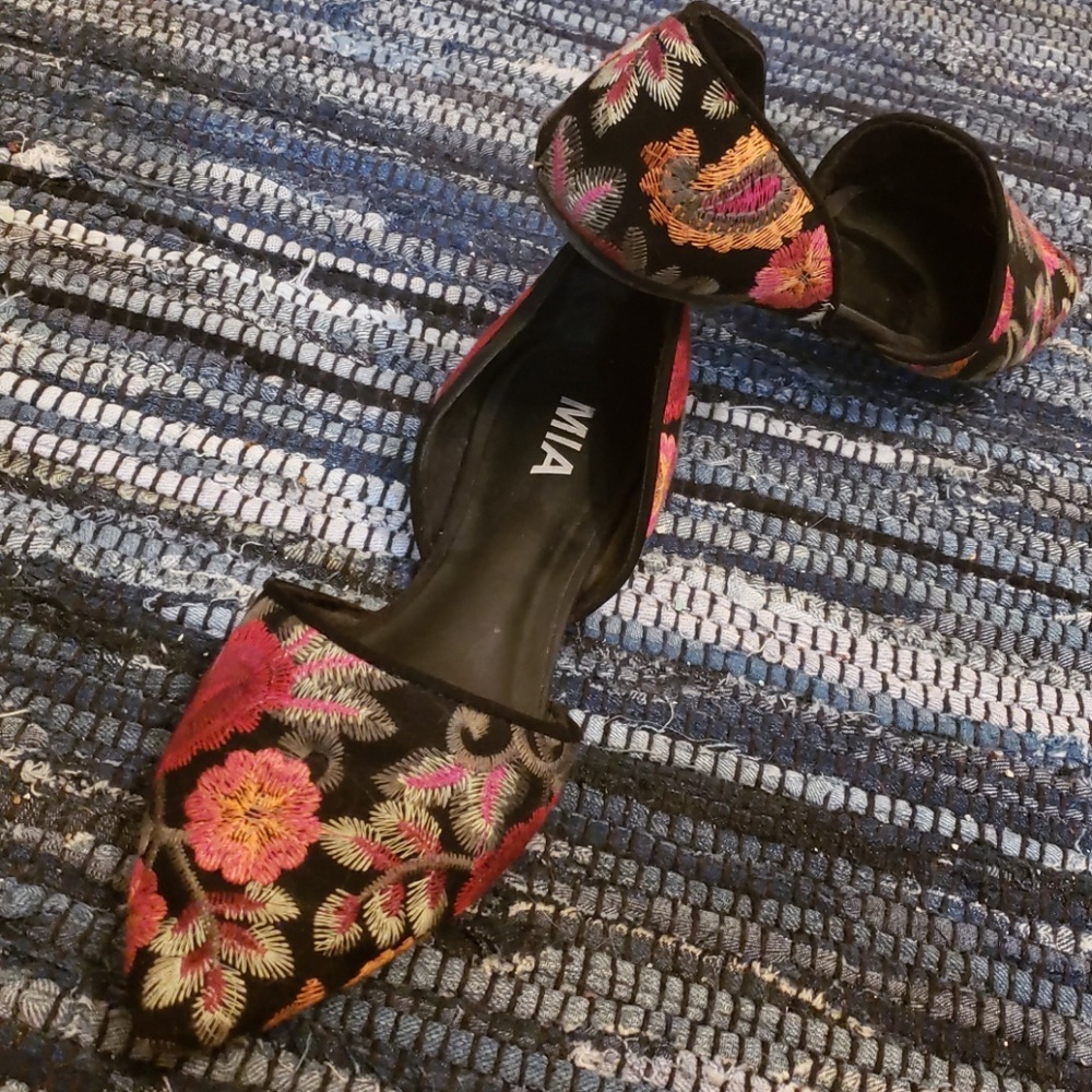 Pretty Floral Flats  sz 7 MIA